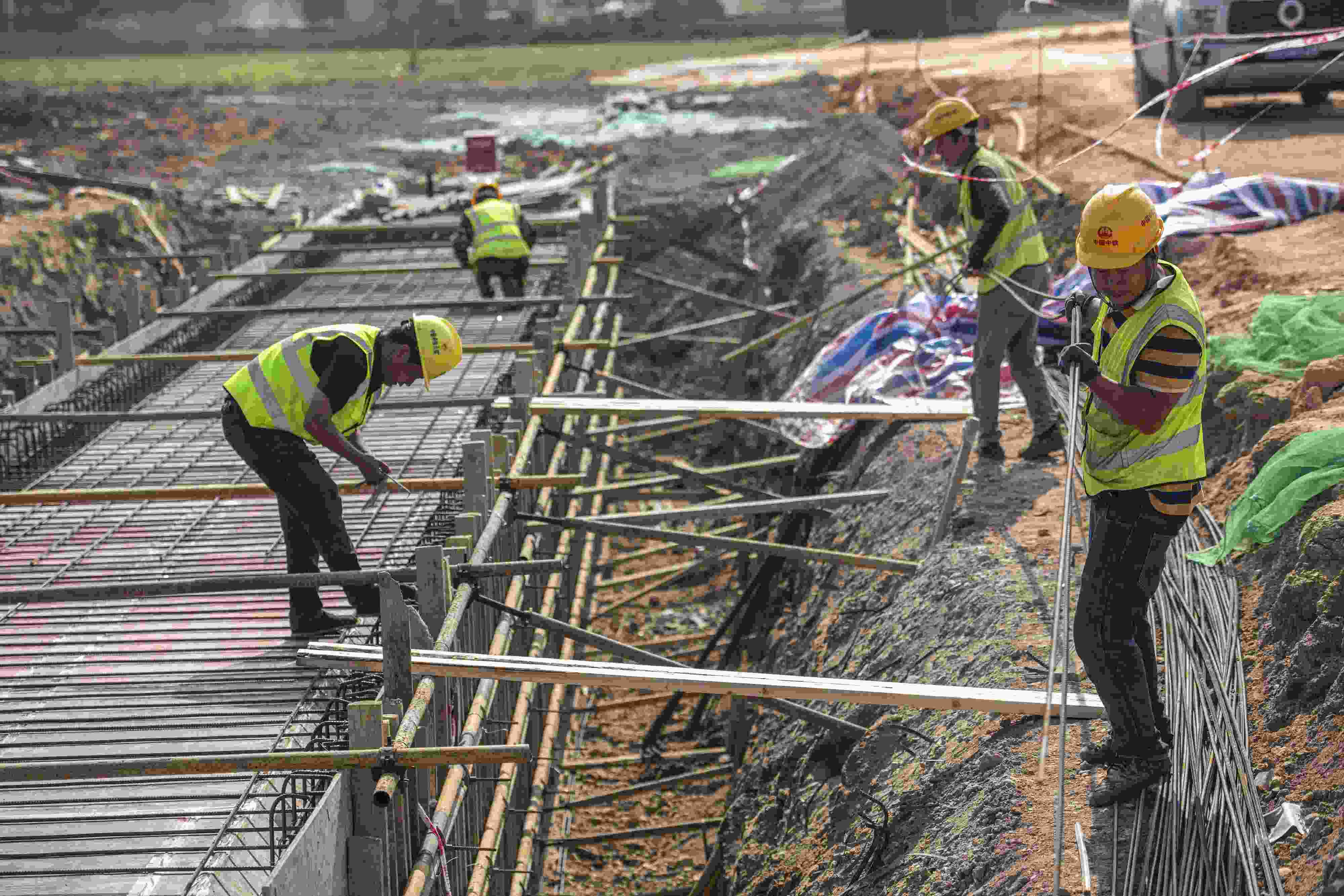 △ 2024年2月20日，海南省瓊海市，工程機械在博鰲樂城國際醫(yī)療旅游先行區(qū)康健路上加緊施工。