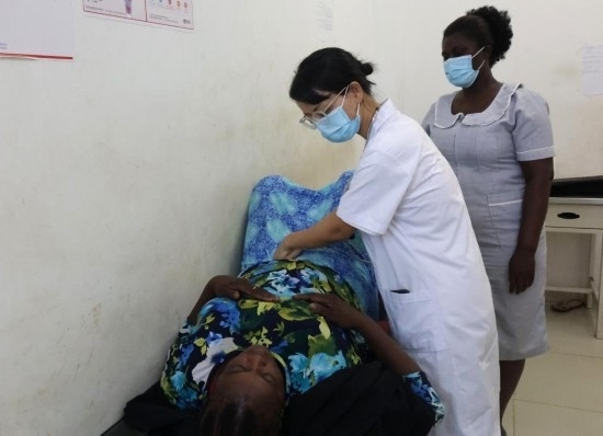 2023年2月27日，在塞拉利昂首都弗里敦，一名中國醫(yī)療隊的醫(yī)生正在為患者檢查身體。