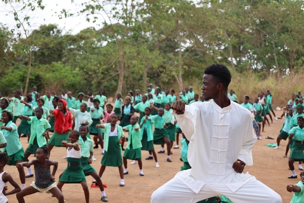 2月20日，在塞拉利昂首都弗里敦，當(dāng)?shù)貙W(xué)生在上武術(shù)課。