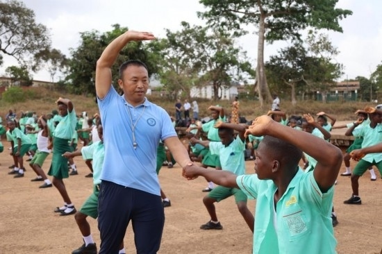2月20日，在塞拉利昂首都弗里敦，來自塞拉利昂大學(xué)孔子學(xué)院的武術(shù)教師劉偉在為當(dāng)?shù)貙W(xué)生上武術(shù)課。
