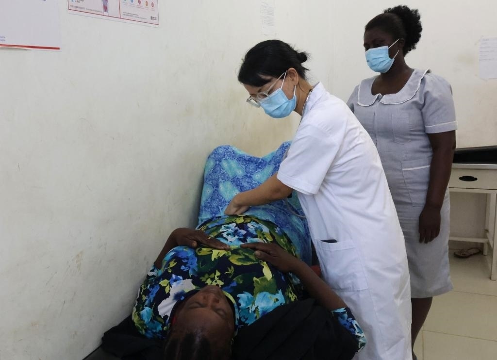 2023年2月27日，在塞拉利昂首都弗里敦，一名中國(guó)醫(yī)療隊(duì)的醫(yī)生正在為患者檢查身體。