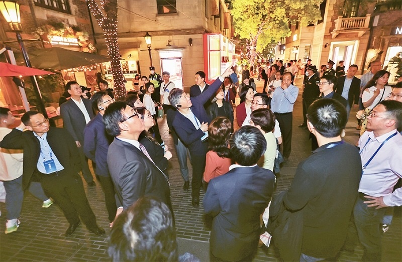 2023年4月18日，全國無黨派人士考察團(tuán)來到位于上海市黃浦區(qū)的上海新天地開放式街區(qū)考察夜經(jīng)濟(jì)。 新華社記者 王翔/攝