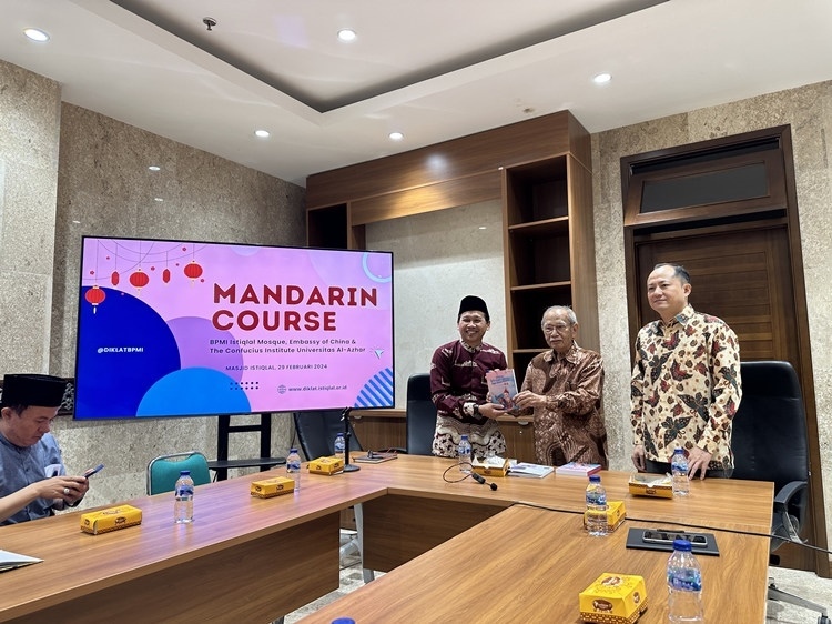 阿拉扎大學(xué)孔子學(xué)院向獨(dú)立清真寺贈(zèng)書。阿拉扎大學(xué)孔子學(xué)院供圖