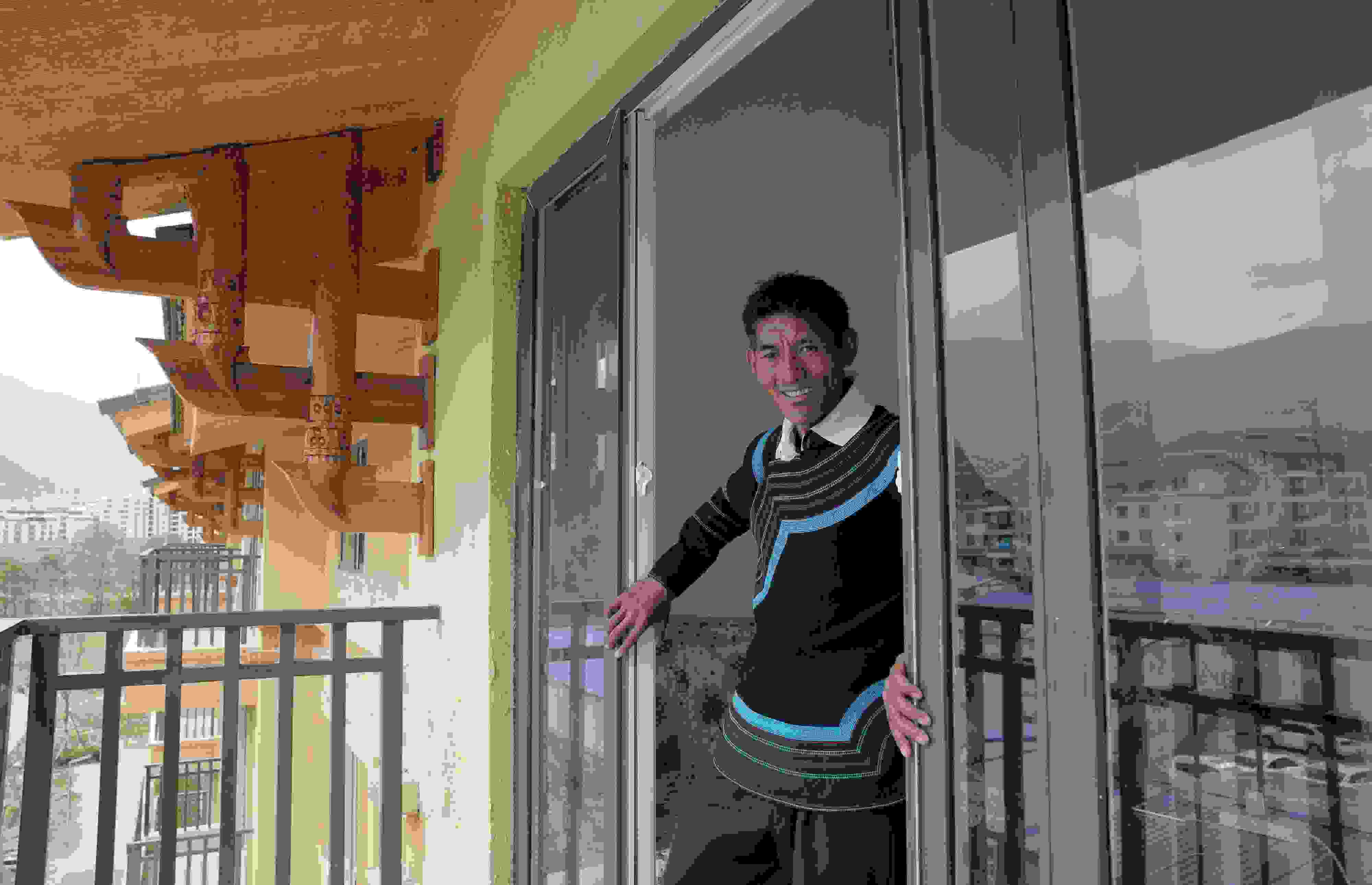 2020年5月14日，四川涼山彝族自治州昭覺縣，“懸崖村”村民某色伍哈入住新房。