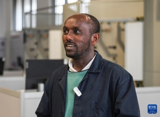 2月15日，在亞的斯亞貝巴的埃塞俄比亞聯(lián)邦職業(yè)技術(shù)培訓(xùn)學(xué)院，魯班工坊當(dāng)?shù)亟處熂s納斯·阿凱萊（中文名艾友涵）接受新華社采訪。