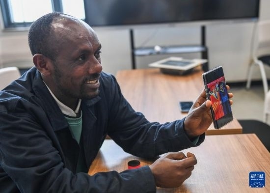 2月15日，在亞的斯亞貝巴的埃塞俄比亞聯(lián)邦職業(yè)技術(shù)培訓(xùn)學(xué)院，魯班工坊當(dāng)?shù)亟處熂s納斯·阿凱萊（中文名艾友涵）展示在中國學(xué)習(xí)時的照片。