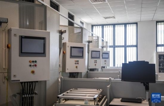 這是2月15日在亞的斯亞貝巴的埃塞俄比亞聯(lián)邦職業(yè)技術(shù)培訓(xùn)學(xué)院魯班工坊內(nèi)拍攝的機電一體化設(shè)備。