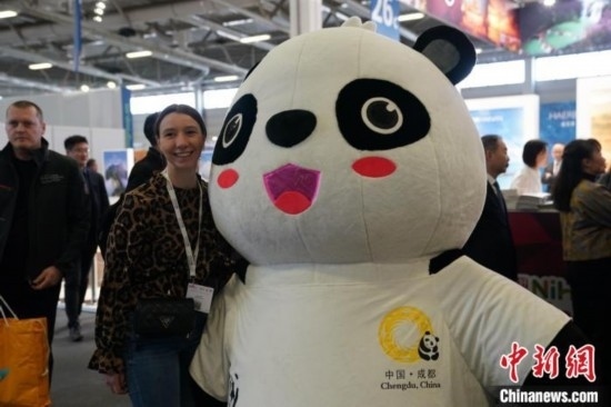 3月5日，2024年柏林國際旅游交易會(ITB)在柏林會展中心拉開帷幕。以“你好！中國”為主題的中國展區(qū)當(dāng)日亮相展會。圖為觀眾與大熊貓人偶合影。中新社記者 馬秀秀 攝