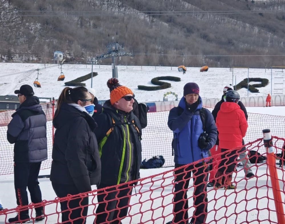 ?皮埃爾·杜邦（左三）在比賽現(xiàn)場(chǎng)。新華社記者 王沁鷗 攝