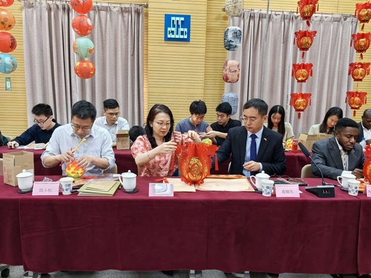 燈籠文化交流活動(dòng)現(xiàn)場。中建國際中西非公司供圖