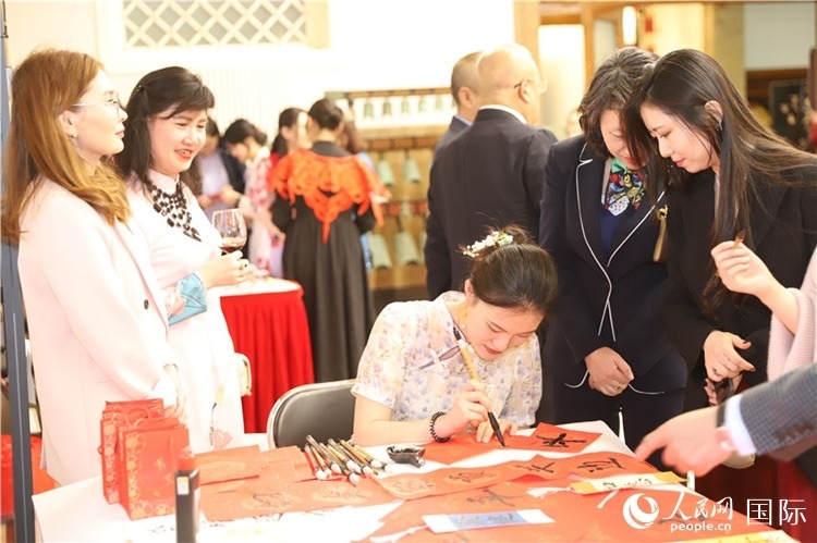 現(xiàn)場書法體驗。人民網(wǎng)記者 霍文攝