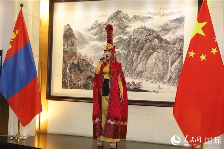 呼麥演唱。人民網(wǎng)記者 霍文攝