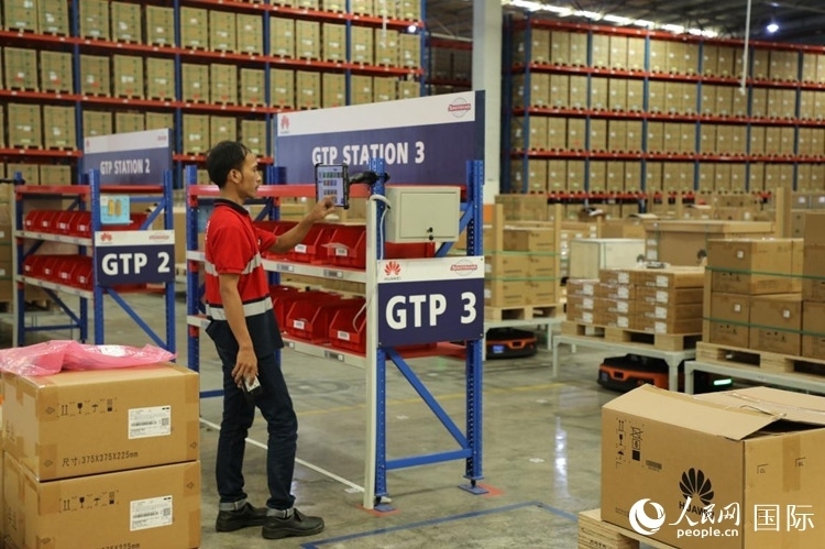 華為5G智能倉(cāng)庫(kù)里，工作人員正在利用智能系統(tǒng)辦公。人民網(wǎng)記者 曹師韻攝