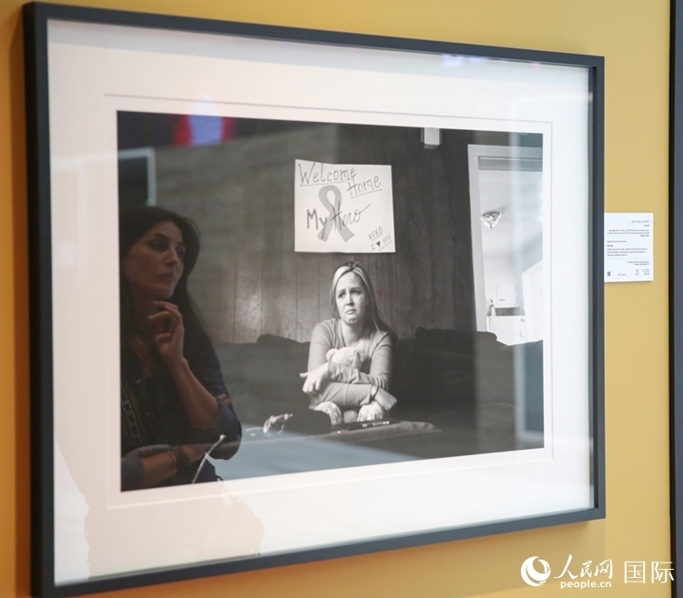 一名觀眾在觀賞攝影作品。人民網(wǎng)塔里克·易卜拉欣攝