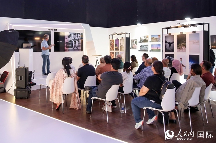 觀眾在參加攝影講座。人民網(wǎng)塔里克·易卜拉欣攝