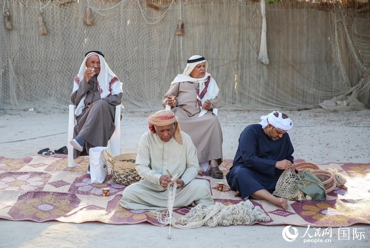 漁民演示制作漁網(wǎng)。人民網(wǎng) 塔里克·易卜拉欣攝