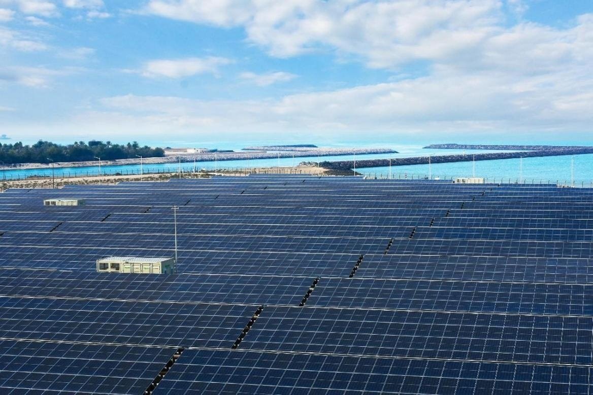 項(xiàng)目廣泛采用光伏補(bǔ)償發(fā)電系統(tǒng)，降低能源消耗。山東電建三公司供圖