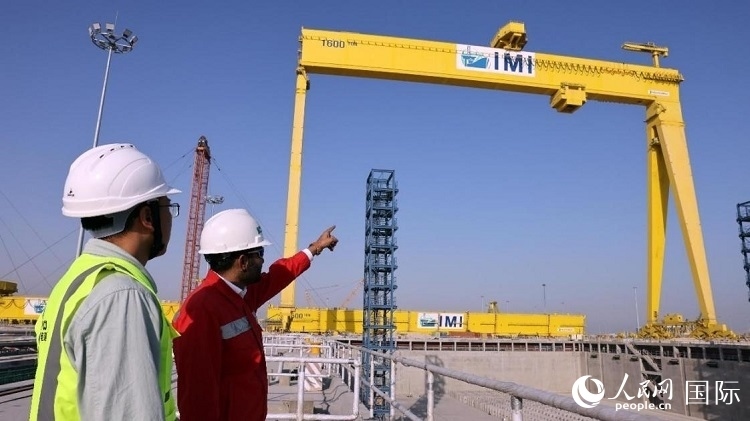 工作人員查看龍門吊情況。人民網(wǎng)記者管克江攝