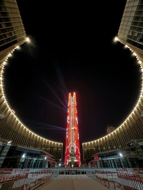  2024年2月9日，埃及開羅以東建設(shè)中的埃及新行政首都中央商務(wù)區(qū)項目上演燈光秀，迎接龍年春節(jié)。新華社發(fā)（黎炳宏攝）