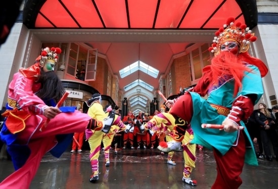  2024年2月10日，來自廣東普寧的英歌舞團演員在英國倫敦伯靈頓拱廊街表演英歌舞。新華社記者 李穎 攝