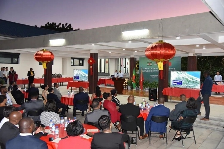 當?shù)貢r間3月13日，慶祝中國與多米尼克建交20周年招待會在中國駐多大使館舉行。中國駐多米尼克大使館供圖