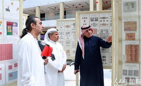 觀眾在欣賞集郵展作品。人民網記者 任皓宇攝