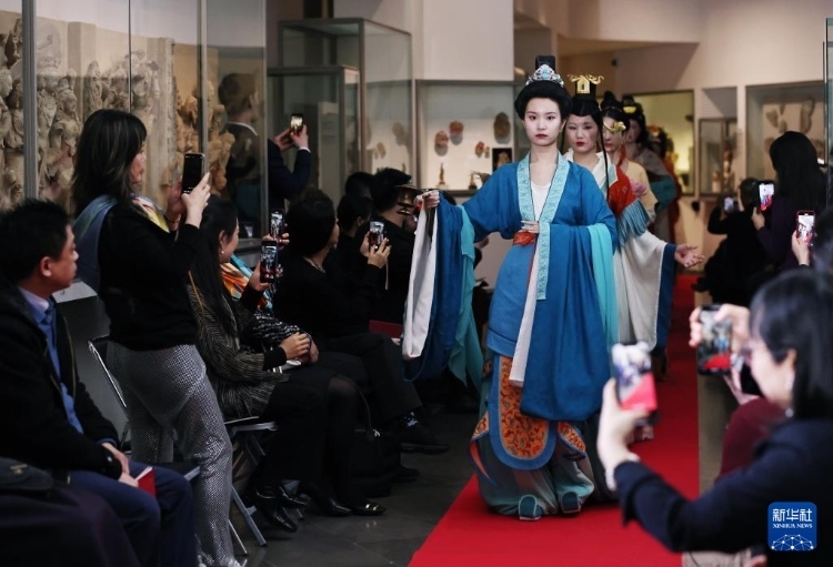 3月13日，在位于法國(guó)巴黎的吉美國(guó)立亞洲藝術(shù)博物館，模特展示敦煌復(fù)原服飾。新華社記者 高靜 攝