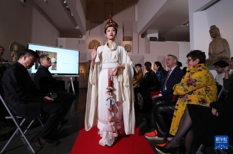 3月13日，在位于法國(guó)巴黎的吉美國(guó)立亞洲藝術(shù)博物館，模特展示敦煌復(fù)原服飾。新華社記者 高靜 攝
