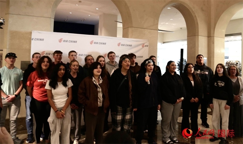 全體美國高中生合唱《希望的田野》。人民網(wǎng)記者 鄧圩攝