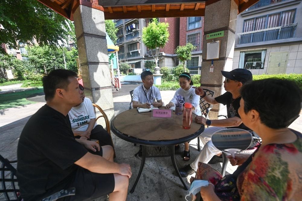 △2023年7月21日，在位于浙江杭州臨安區(qū)錦南街道水岸陽(yáng)光小區(qū)的陽(yáng)光議事廳，街道干部在聽取居民們反映的問題及意見。