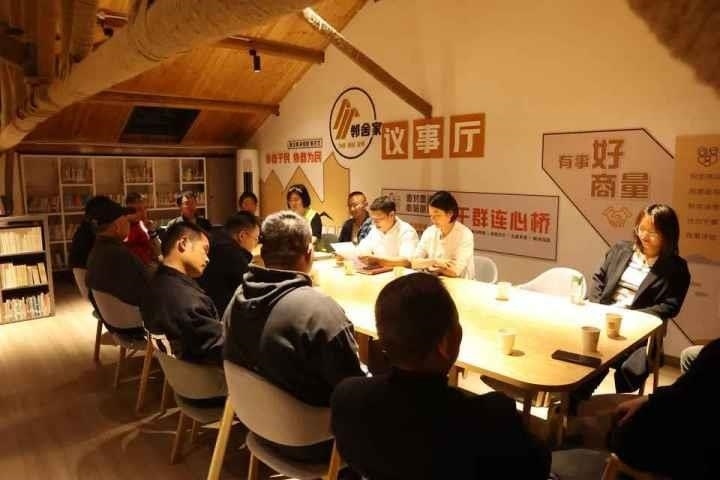 △浙江金華武義縣后陳村“鄰舍家”協(xié)商議事會(huì)討論舊村改造事宜。