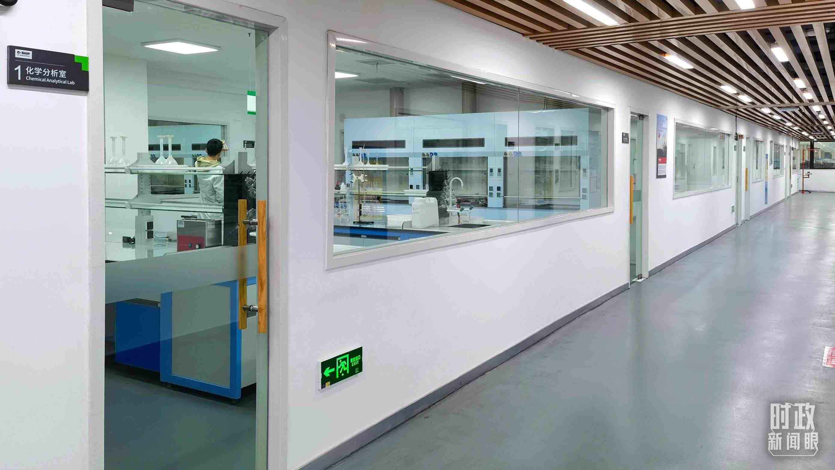 △巴斯夫杉杉電池材料有限公司化學分析室。（總臺央視記者石丞拍攝）