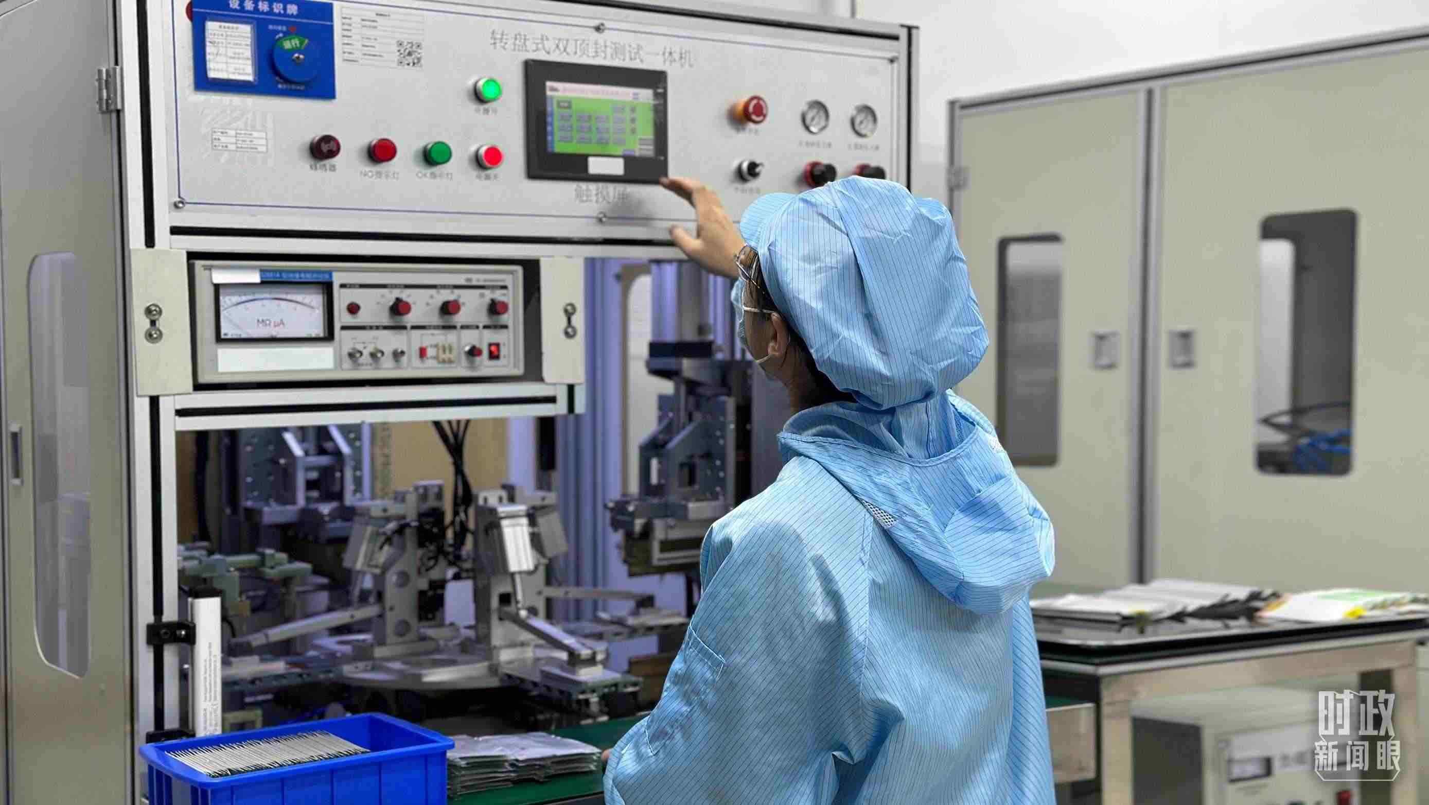 △企業(yè)電池技術中心內(nèi)，員工正在進行電池封裝。（總臺央視記者盧心雨拍攝）