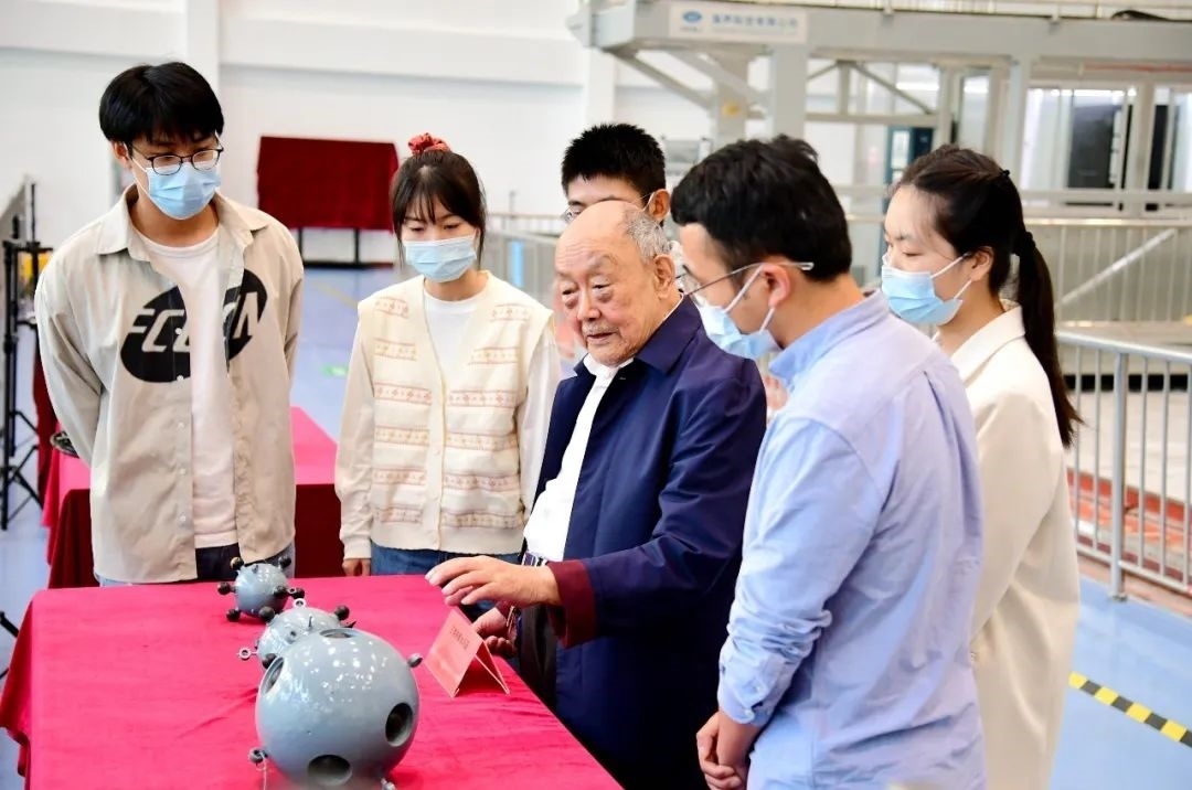 楊士莪院士在實(shí)驗(yàn)室指導(dǎo)學(xué)生。哈爾濱工程大學(xué)供圖