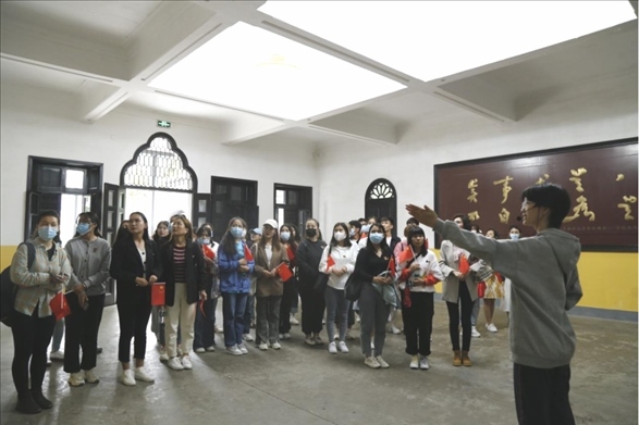 2021年5月20日，少數(shù)民族學(xué)生在湖南第一師范學(xué)院進(jìn)行紅色研學(xué)活動(dòng)，共同追尋那段紅色歲月的足跡。