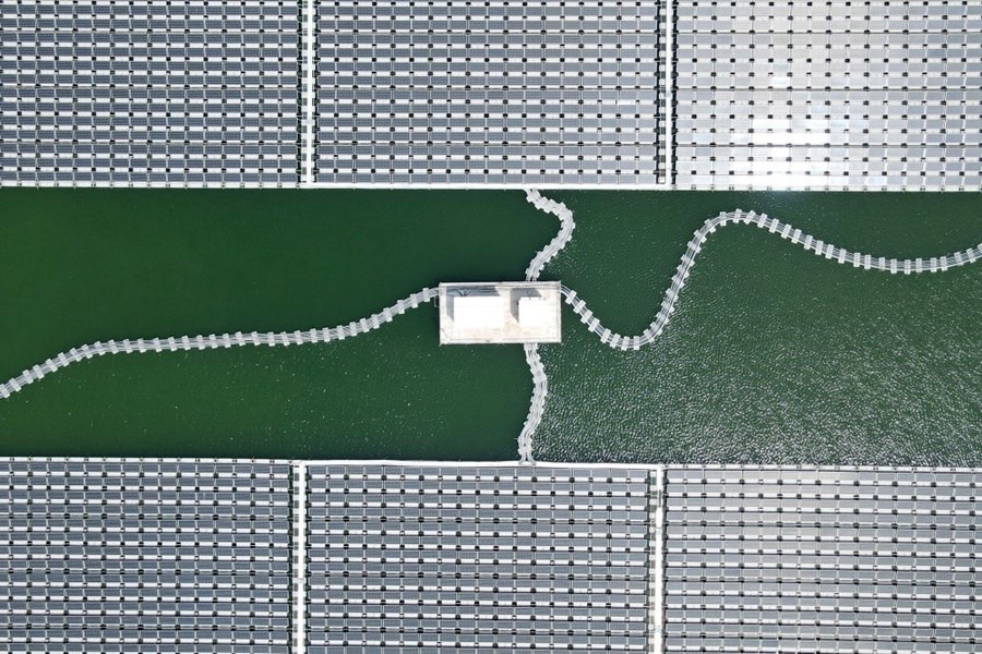 2022年8月25日拍攝的潁上縣毛圩水上光伏電站（無(wú)人機(jī)照片）。近年來(lái)，安徽省阜陽(yáng)市潁上縣古城鎮(zhèn)積極推進(jìn)采煤沉陷區(qū)治理工作，將昔日的采煤沉陷區(qū)建設(shè)成水上光伏電站，既減少占用土地面積，又能生產(chǎn)清潔能源。