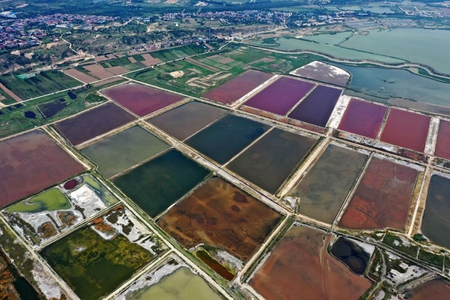這是2023年7月11日拍攝的山西運(yùn)城鹽湖一角（無(wú)人機(jī)照片）。按照“生態(tài)優(yōu)先、保護(hù)為主、適度開(kāi)發(fā)”的原則，2020年9月，運(yùn)城市全面停止鹽湖范圍內(nèi)的工業(yè)生產(chǎn)活動(dòng)。近年來(lái)，千年鹽湖正在向生態(tài)保護(hù)、風(fēng)貌重塑、產(chǎn)業(yè)轉(zhuǎn)型、全域旅游的“綠色發(fā)展”轉(zhuǎn)變。