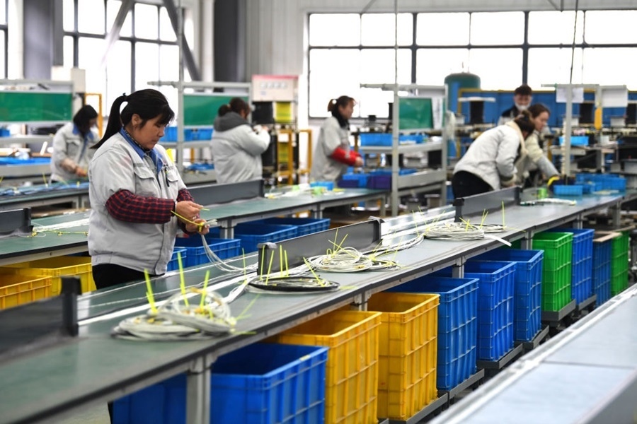 2022年2月16日，工作人員在安徽省滁州市汊河軌道交通裝備產(chǎn)業(yè)園的一家軌道交通裝備企業(yè)生產(chǎn)線上忙碌。安徽省滁州市來(lái)安縣汊河鎮(zhèn)地處皖蘇交界，緊鄰南京市江北新區(qū)。近年來(lái)，來(lái)安縣成為承接南京產(chǎn)業(yè)轉(zhuǎn)移的前沿陣地，汊河這個(gè)曾經(jīng)的傳統(tǒng)農(nóng)業(yè)小鎮(zhèn)緊抓機(jī)遇，開(kāi)始深度融入長(zhǎng)三角，參與產(chǎn)業(yè)協(xié)作分工。產(chǎn)業(yè)園吸引了越來(lái)越多長(zhǎng)三角地區(qū)軌道交通企業(yè)入駐，形成了鐵路客車(chē)、城際軌道零部件研發(fā)、生產(chǎn)、銷(xiāo)售的產(chǎn)業(yè)集群。