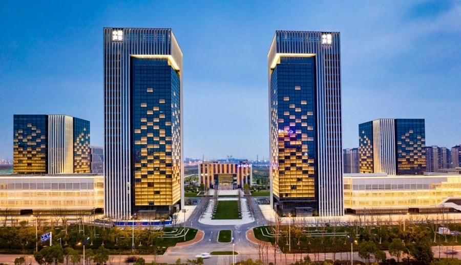 這是2019年3月13日拍攝的位于安徽合肥的中國(guó)聲谷產(chǎn)業(yè)園（無(wú)人機(jī)照片）。截至2024年，中國(guó)聲谷入駐企業(yè)超過(guò)2000戶(hù)，年產(chǎn)值超過(guò)2000億元，形成以智能語(yǔ)音及人工智能產(chǎn)業(yè)為核心的新一代信息技術(shù)產(chǎn)業(yè)集群。