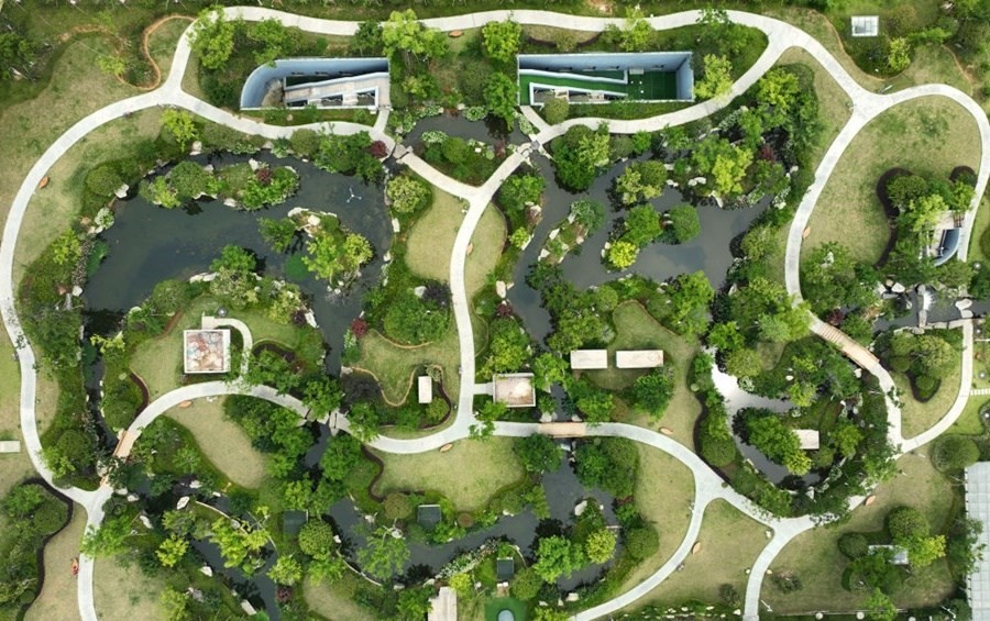 這是2023年6月15日拍攝的以“地上花園+地下治污”設(shè)計(jì)理念建設(shè)的九江市雙溪公園（無(wú)人機(jī)照片）。近年來(lái)，江西省九江市啟動(dòng)中心城區(qū)水環(huán)境綜合整治工程，通過(guò)地下污水治理、岸線生態(tài)修復(fù)、興建“公園式”污水處理廠、城市智慧管網(wǎng)管控等措施，改善水環(huán)境，城市面貌煥然一新。