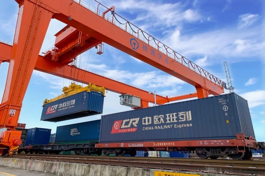 2022年4月29日，在鐵路合肥北站物流基地集裝箱作業(yè)區(qū)，龍門(mén)吊吊裝準(zhǔn)備發(fā)運(yùn)的中歐班列集裝箱。