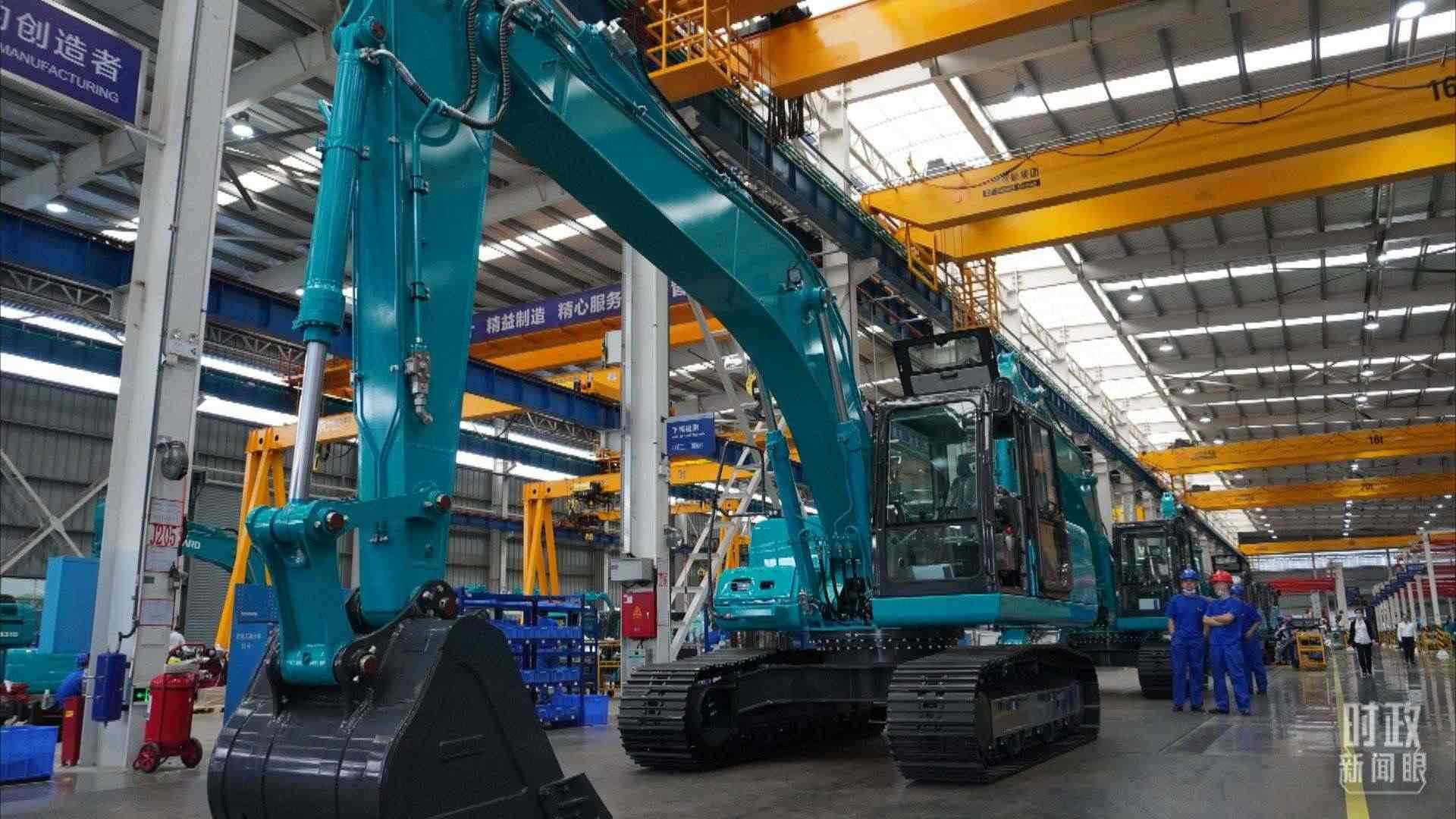△這是山河智能大型挖掘機(jī)的組裝車間。2020年9月，習(xí)近平曾到此地考察。（總臺央視記者郭曉龍拍攝）