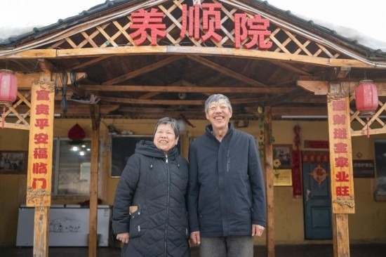 在伊春市友好區(qū)，伊春森工上甘嶺林業(yè)局有限責(zé)任公司溪水林場分公司退休職工劉養(yǎng)順（右）和老伴楊秋娥在自家農(nóng)家院中（3月13日攝）。新華社記者 謝劍飛 攝