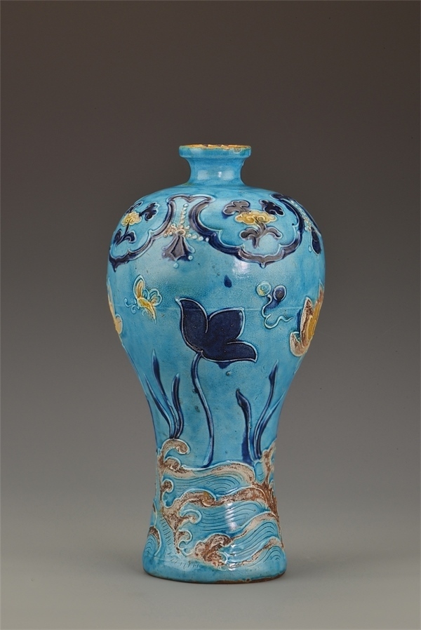 一號沉船出水的琺華彩蓮紋梅瓶。中國文物報社供圖