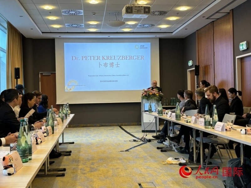 在成都文化旅游（柏林）推介座談會上，德中友好協(xié)會聯(lián)合會主席卜布致辭。人民網(wǎng)記者張慧中攝