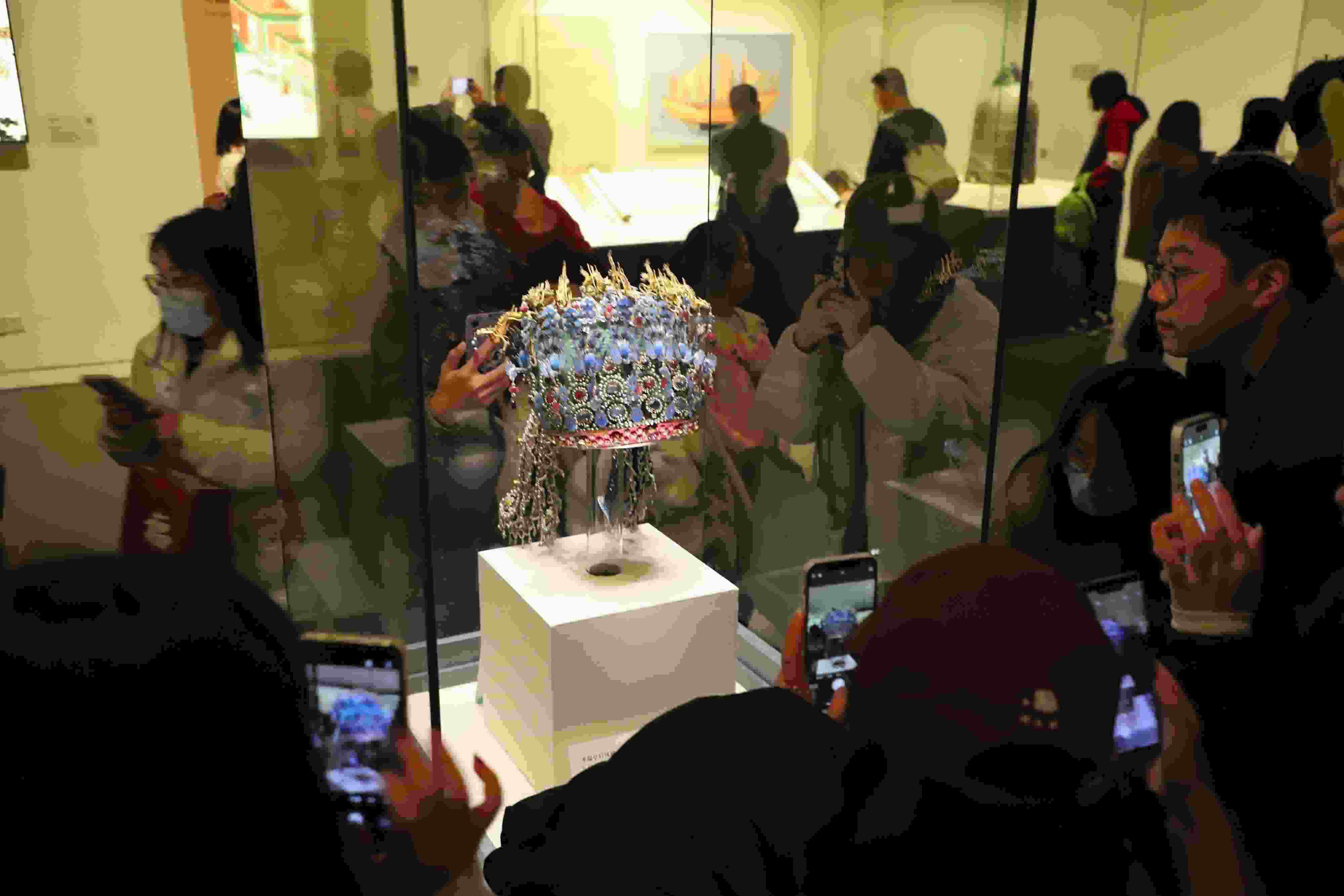 △ 2024年3月9日，北京，中國國家博物館，來自天南海北的游客在參觀藏品。