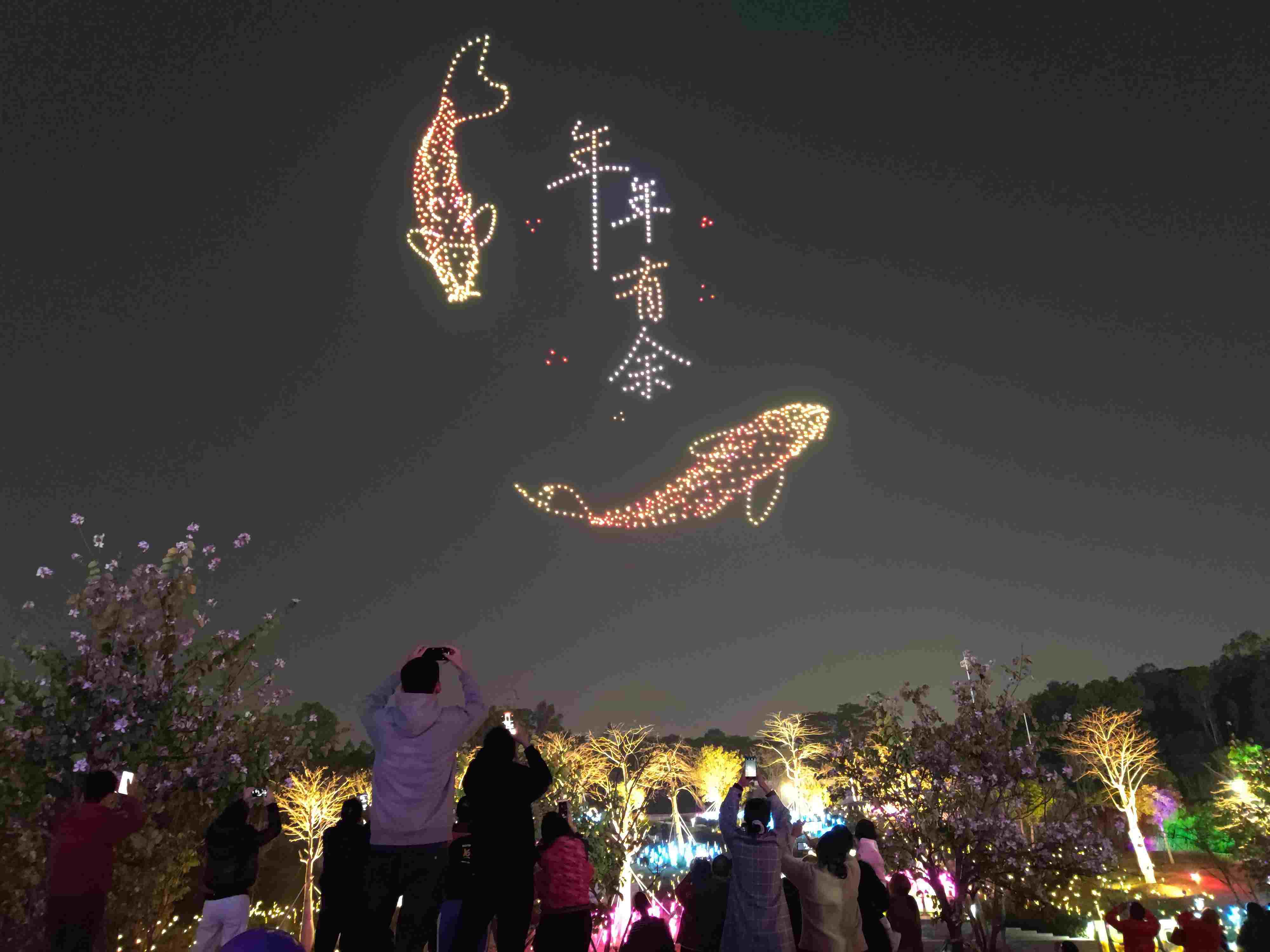 △ 2024年2月10日，深圳北站中心公園，春節(jié)主題無人機燈光秀引來眾多游客駐足觀看。