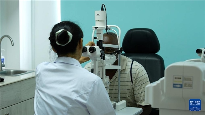 3月4日，在多米尼克羅索的中多友誼醫(yī)院眼科中心，援多醫(yī)療隊(duì)成員、南方醫(yī)科大學(xué)第三附屬醫(yī)院眼科主治醫(yī)師魯志卿為病人做檢查。新華社記者 王朝 攝