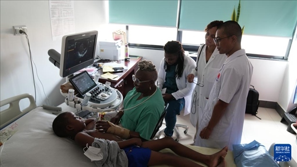 3月4日，在多米尼克羅索的中多友誼醫(yī)院，援多醫(yī)療隊(duì)成員、南方醫(yī)科大學(xué)第五附屬醫(yī)院心血管內(nèi)科主治醫(yī)師駱志鵬與當(dāng)?shù)蒯t(yī)生共同診療。新華社記者 王朝 攝