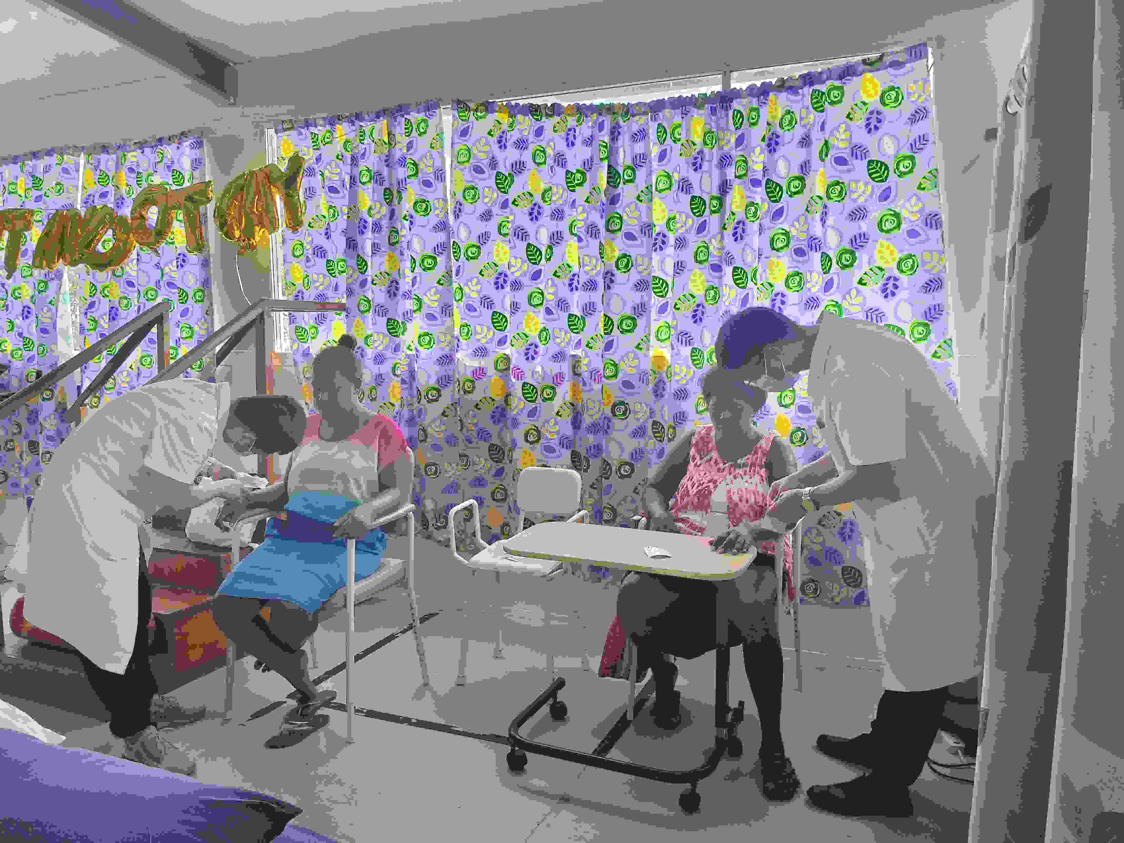 2023年7月3日，中國援助所羅門群島醫(yī)療隊針灸大夫在所羅門群島首都霍尼亞拉國家轉(zhuǎn)診醫(yī)院為患者治療。